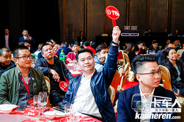 積極舉牌激烈角逐的拍賣現場