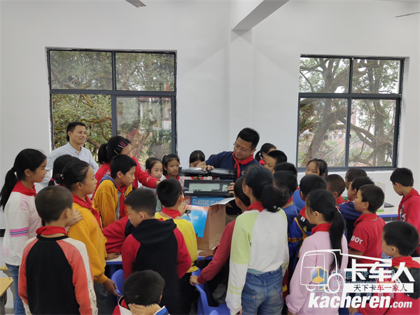 沉塘小學的學生對沃爾沃卡車十分感興趣