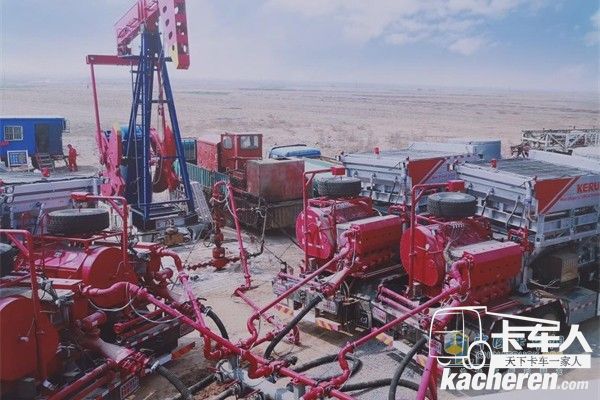 奔馳壓裂車工作場景