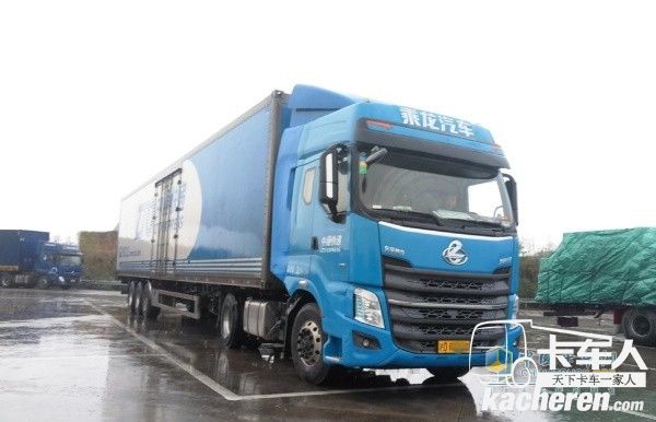 服務于中通快遞的乘龍汽車