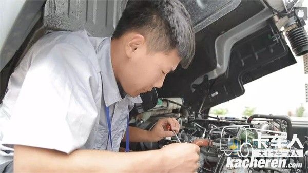 歐馬可服務保障團隊對車輛進行細致檢查
