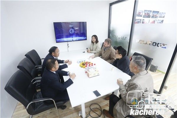 戴姆勒卡客車(中國)有限公司首席執行官科銳銘(Ralf Kraemer)與中聯重科領導交流