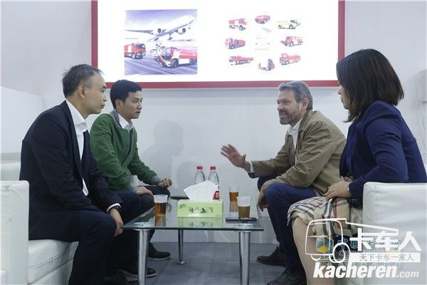 戴姆勒卡客車(中國)有限公司首席執行官科銳銘(Ralf Kraemer)與永強奧林寶領導交流