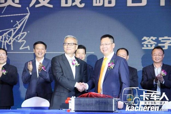 龍蟠科技董事長石俊峰(右一)與明天氫能公司董事長王朝云(左一)簽訂戰略投資及戰略合作協議