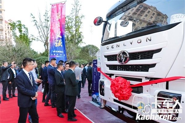 現(xiàn)場嘉賓參觀紅巖瑞江展示車輛