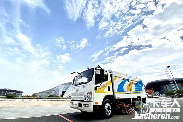 一汽解放無人駕駛環衛車演示