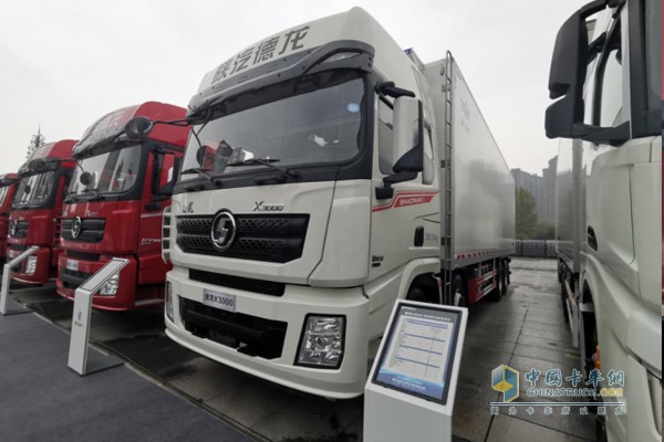 德龍X3000輕快版冷藏載貨車,采用新飛專汽上裝,動力為濰柴WP11發動機,460馬力輸出,最大輸出扭矩2110N·m;