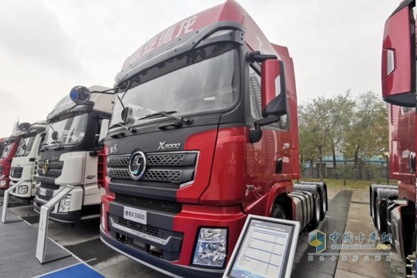 德龍X3000北方版牽引車,標配有獨立暖風、主副油箱等滿足寒冷地帶用車的實用配置