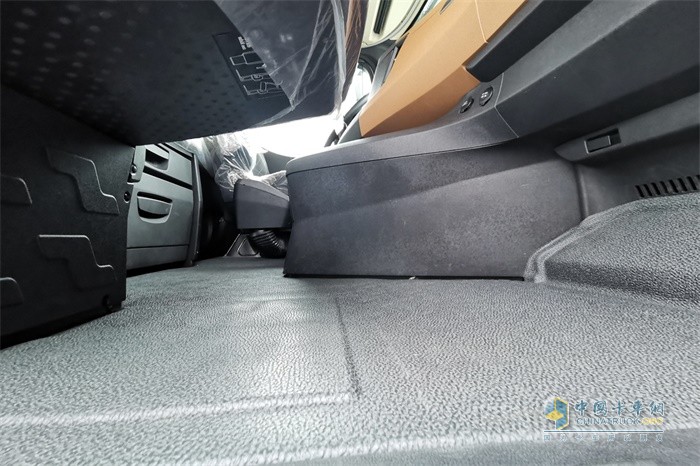 陜汽德龍X6000換擋桿從地板移動到了中控臺上,實現(xiàn)了真正的平地板