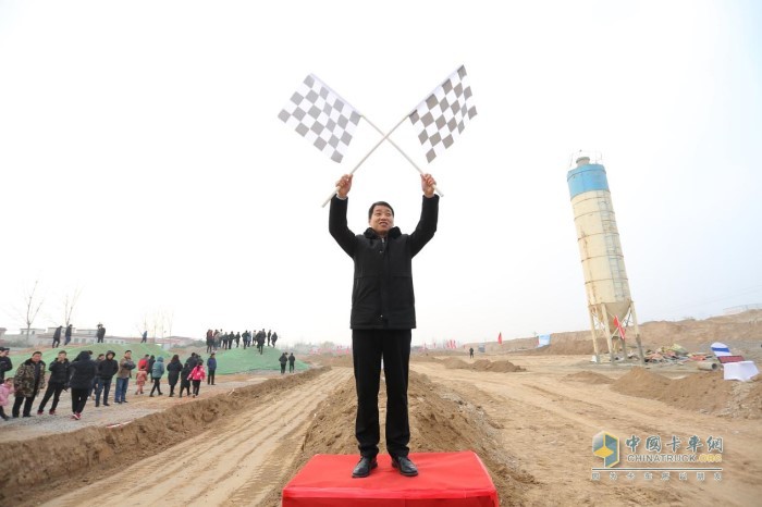 陜重汽銷售公司副總經理張文博為比賽發車