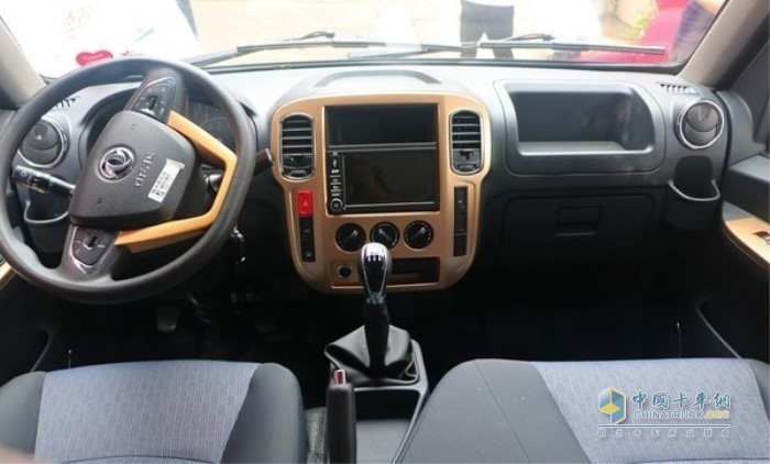 東風途逸駕駛室