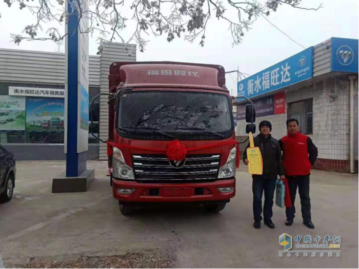 危海治提時代領航新車時與銷售人員合影留念