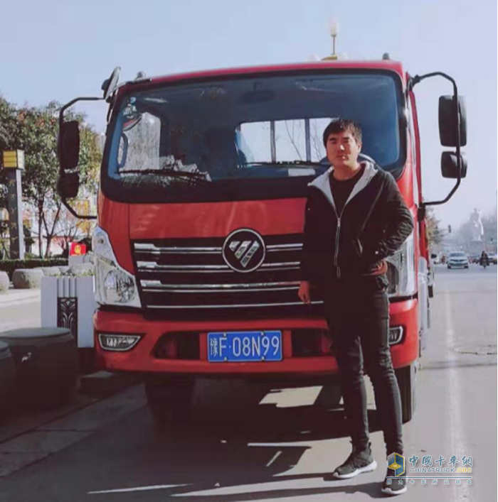 冠軍郭海濤與新提的時代領航輕卡合影