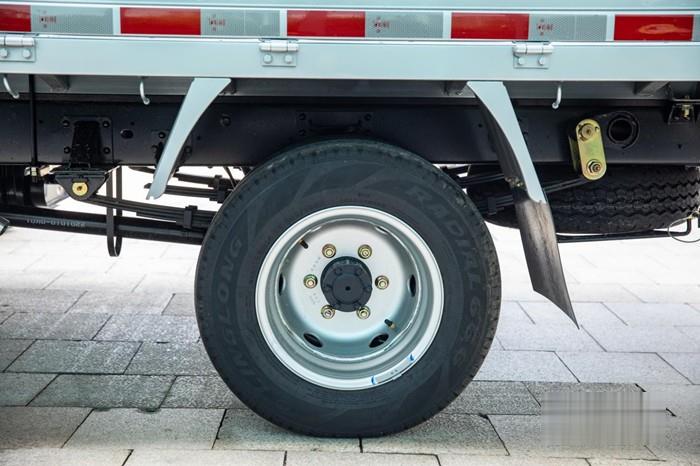 貨箱橫梁采用高強板輥壓成型