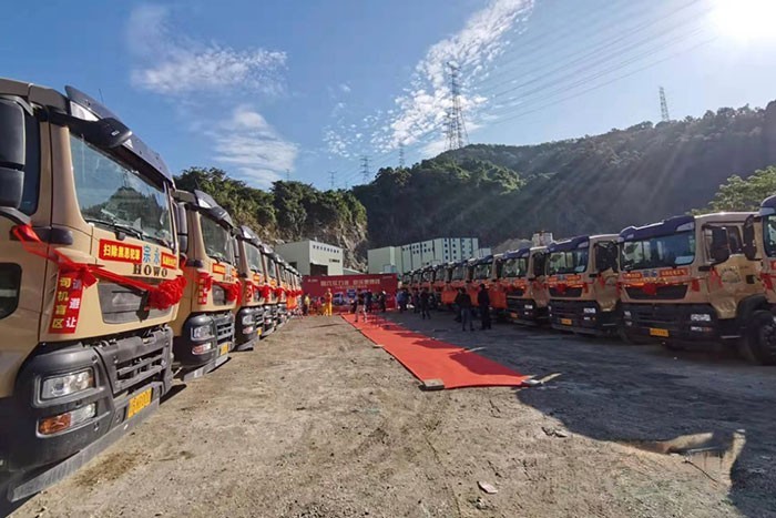 20臺豪沃TX國六自卸車批量交車儀式