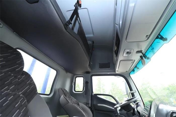 歐航R245綠通快車駕駛室