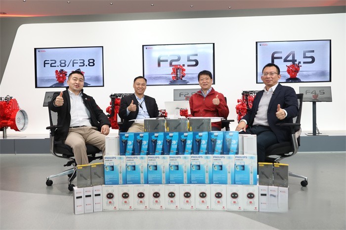 從左起:福田康明斯服務總監伊里亞斯 東亞分銷事業部北區及中西區總經理方甬 東亞分銷事業部服務系統及能力總監申獻波福田康明斯輕型業務總監鄭祥云