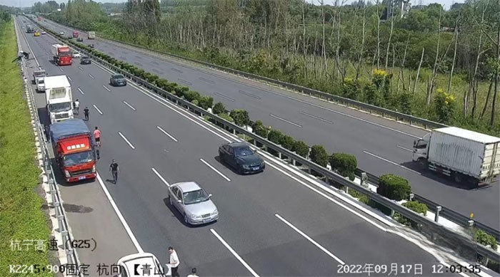 中國重汽HOWO輕卡車主在高速公路段上演生死救援的義舉