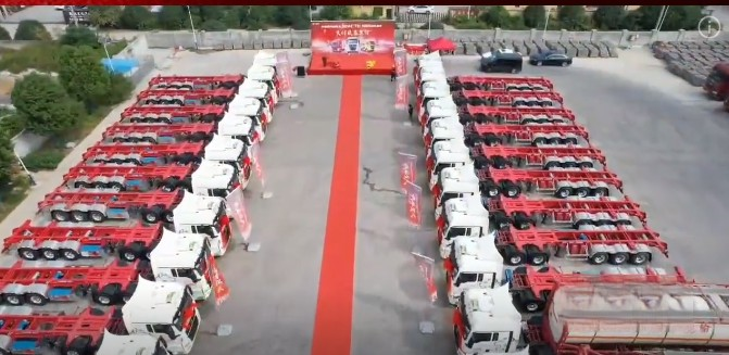 汕德卡危化品運輸車大批量交付江蘇南京大客戶