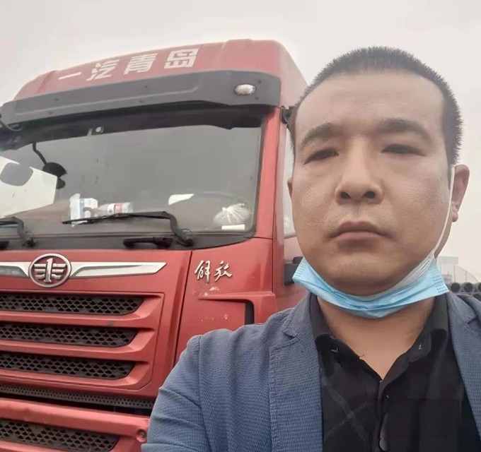 1997年,李厚峰開始從事運(yùn)輸行業(yè),先后使用過多種品牌的車,直到2008年,他接觸到解放品牌,選擇了解放青汽J5M車型。 2017年初,李厚峰購買了第一臺(tái)悍V車,此后,每一次換車,他都堅(jiān)定選擇解放青汽。如今他擁有十幾臺(tái)悍V車,從事鋼材運(yùn)輸,從河北滄州到山西,再從山西到河北武安,一趟趟,一年年,生活在路上周而復(fù)始,始終不變的,是好搭檔悍V的陪伴。 鋼材質(zhì)量較重,運(yùn)輸路況復(fù)雜,對(duì)車輛要求高。李厚峰說,他就是看中了悍V自重輕、低油耗、故障率低和服務(wù)好的優(yōu)勢,能夠輕松勝任復(fù)雜的鋼材運(yùn)輸工況。這么多年運(yùn)營之路,他很少為車輛擔(dān)心。悍V的高承載力、高可靠性有目共睹 既能多拉快跑,又能保障高出勤率,而且,解放青汽在全國有超1000家服務(wù)網(wǎng)點(diǎn),配備專業(yè)的維修人員和全天候服務(wù),尤其還為卡友提供暖心基金支持,這讓李厚峰的運(yùn)營之路倍感安心。 源于情懷,忠于品質(zhì),時(shí)間給了李厚峰最好的答案,買解放卡車,值得。 在合作的這些年里,李厚峰的運(yùn)輸事業(yè)越來越好,生活更加幸福。他還介紹了很多優(yōu)質(zhì)客戶購買解放青汽卡車,把對(duì)解放的信任與支持,傳遞給更多的卡友,為解放青汽在當(dāng)?shù)氐耐茝V起到了重要作用。 李厚峰是解放青汽重要的合作伙伴,解放青汽為他的運(yùn)輸之路提供有力支撐 2021年,“夢想合伙人”計(jì)劃開啟,李厚峰受邀加入“達(dá)人館”,專享購車、售后等多重權(quán)益,在優(yōu)質(zhì)平臺(tái)的加持下,李厚峰的運(yùn)輸事業(yè)必將更上一層樓! 未來,解放青汽更好地扶持追夢人,引領(lǐng)更多“夢想合伙人”實(shí)現(xiàn)夢想,攜手前行,創(chuàng)造更美好的生活!