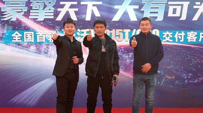 全國首輛豪沃TH7/WP15T/680馬力牽引車交車儀式