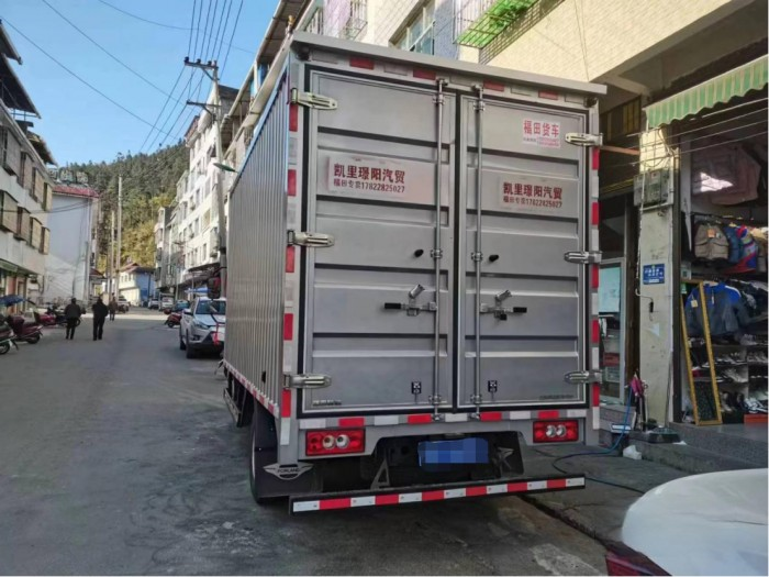 “服裝物流達人”韋新春:輕卡跑長途就選領航M5 開得舒服、賺得更多