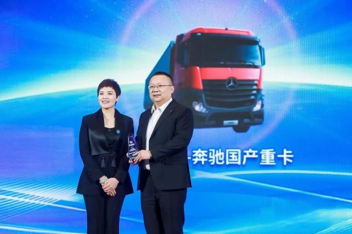 硬實(shí)力助發(fā)展 梅賽德斯-奔馳國(guó)產(chǎn)重卡獲“發(fā)現(xiàn)信賴物流裝備鼎新獎(jiǎng)”