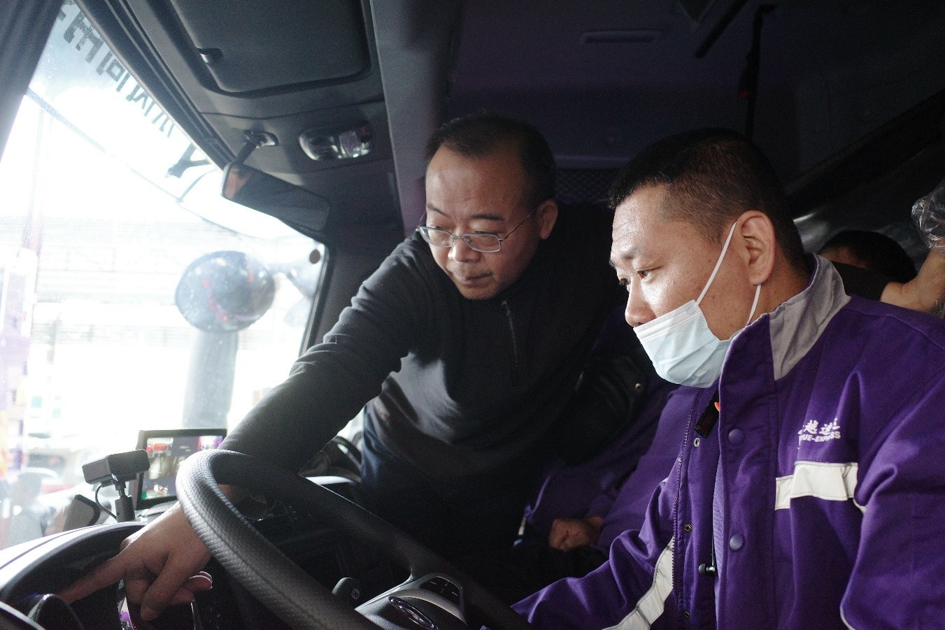 東風(fēng)天錦KR翼展車批量交付 東風(fēng)商用車助力跨越速運(yùn)運(yùn)力升級(jí)