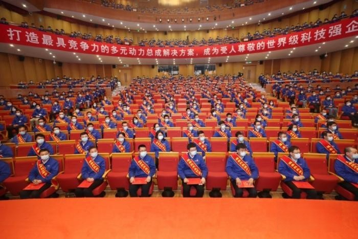 2023年3月8日，是習近平總書記對濰柴集團發(fā)展作出重要指示五周年，當天上午9點，濰柴集團召開“心無旁騖攻主業(yè)建設世界一流強企”千人專題會議，重溫總書記重要指示，號召全體員工牢記囑托，堅定不移沿著總書記指引的道路前行，奮力書寫更加亮麗的“新答卷”。