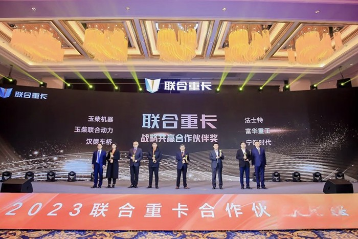 現場簽單2300臺!聯合重卡+玉柴重機 共創共贏