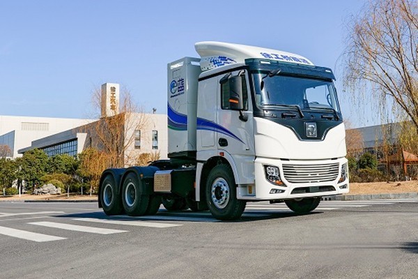 當(dāng)前謀求新能源轉(zhuǎn)型的重卡主機(jī)廠有很多，徐工算是比較成功的一個(gè)。