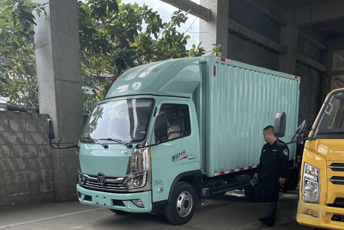 讓出行更安全,奧鈴M卡成為海口“亮尾行動”教案車