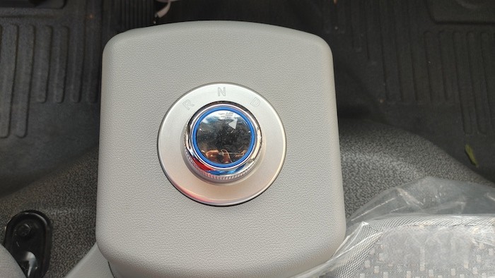 中國重汽藍立方新能源輕卡上市! 現(xiàn)場秒斬120輛大單!