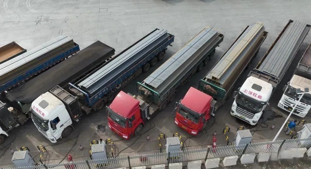 近年來,唐山市以提升綠色出行服務為出發點,以公交線網布局、慢行系統提升、無障礙化建設、普惠均等化發展為抓手,將“新型基礎設施”與“傳統基礎設施”融合發展,不斷提升綠色出行的服務效率和質量,讓綠色出行理念深入人心。