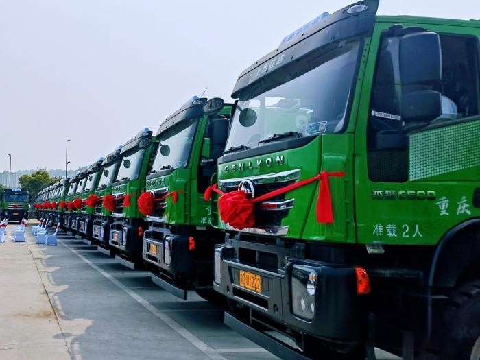 上汽紅巖新型智能渣土車批量交付，助力重慶打造山水美麗之城