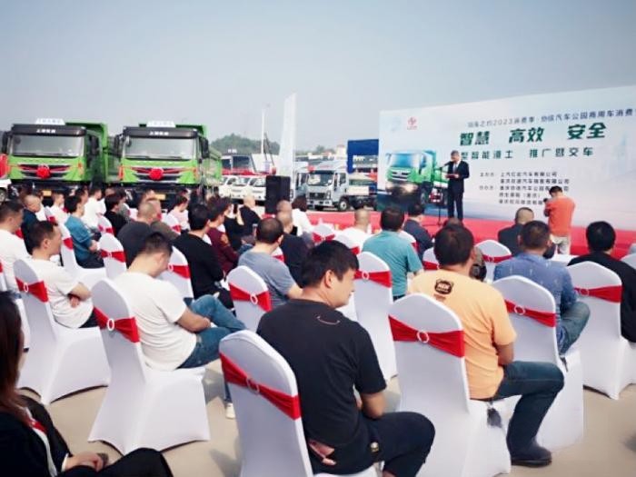 上汽紅巖新型智能渣土車批量交付，助力重慶打造山水美麗之城