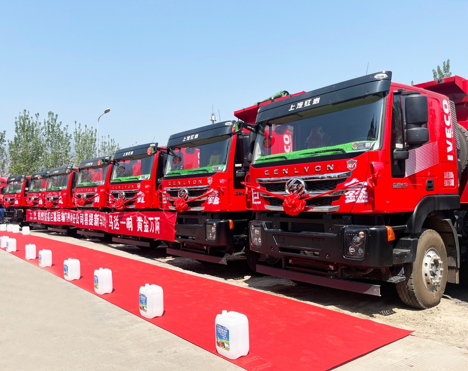 助力涼山州礦業(yè)高效運(yùn)輸，紅巖杰獅自卸車批量交付四川用戶