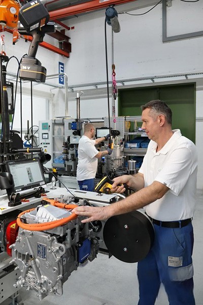 采埃孚CeTrax lite輕型商用車電驅動系統開始量產 首發應用于五十鈴ELF車型