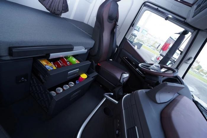 馬力大油耗低,上汽紅巖高速標載牽引車助力成渝經濟圈高效發展