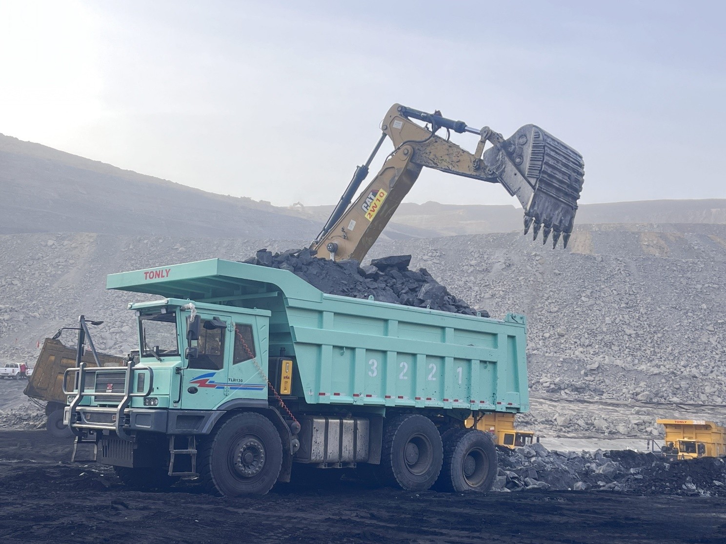 批量混動礦卡再入疆,微宏助力“綠色礦山”