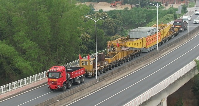 總牽引質量500噸！ 新款奔馳Arocs SLT福廈“北電南送”工程大件首運