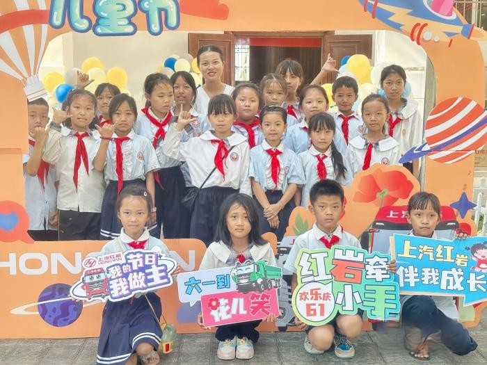 多校聯(lián)動卡車夢 上汽紅巖攜手紅巖小學筑夢六一