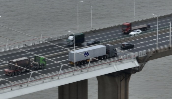 造車新勢力VS傳統油改電重卡，滿載49噸挑戰1119公里高速運輸，誰的能耗更低？