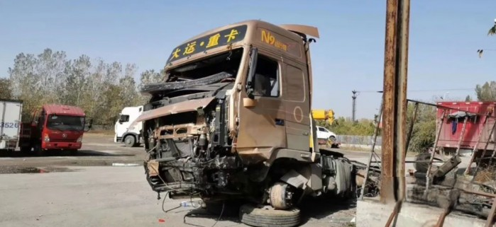 駕駛大運重卡不慎掉落山溝，結局讓人意想不到