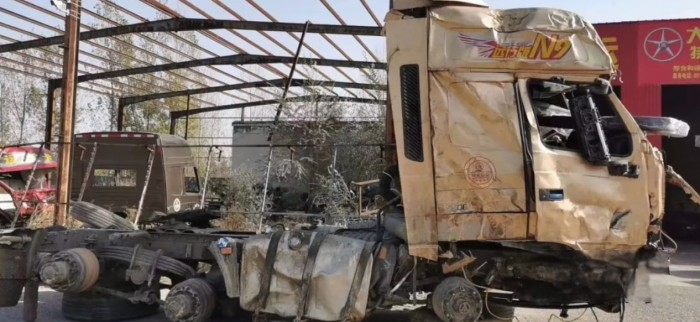 駕駛大運重卡不慎掉落山溝，結局讓人意想不到