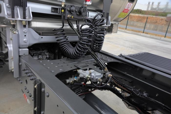 乘龍H7康明斯530馬力LNG牽引車重磅出擊，助力卡友創(chuàng)富之路