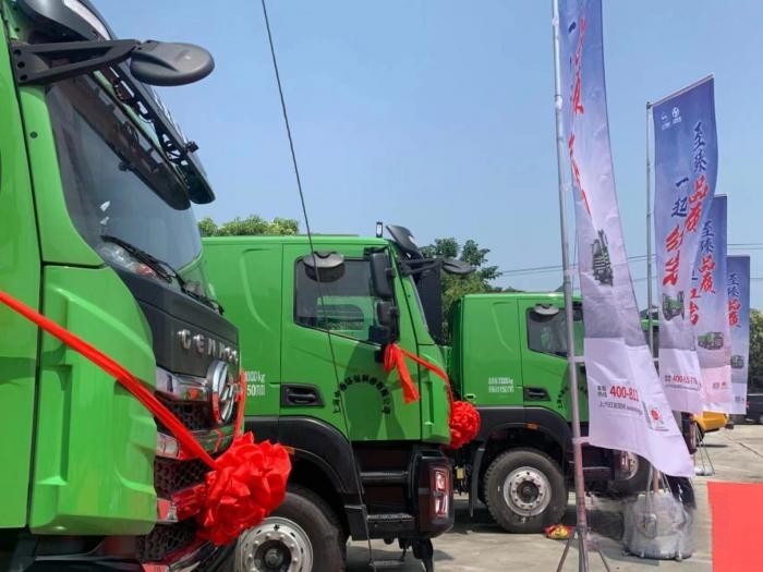 油電齊頭并進(jìn) 100輛紅巖新型智能渣土車(chē)上海交付