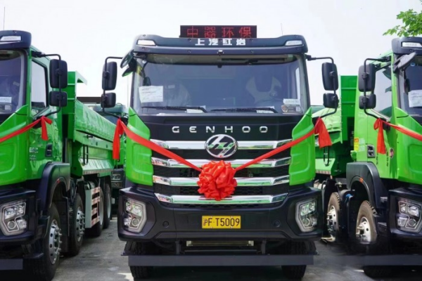 油電齊頭并進(jìn) 100輛紅巖新型智能渣土車(chē)上海交付