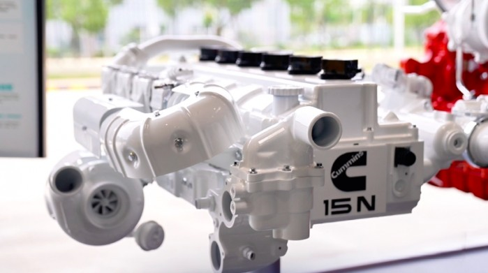 國內(nèi)商用車行業(yè)的定制化產(chǎn)品之爭正在進(jìn)入白熱化狀態(tài)。相比于早期粗放式的產(chǎn)品競爭，如今的定制化策略，不僅能進(jìn)一步強(qiáng)化企業(yè)對細(xì)分市場的影響力，也能凸顯企業(yè)的差異化競爭優(yōu)勢。2023年6月28日，康明斯在東亞研發(fā)中心新基地舉行首屆技術(shù)開放日，并在當(dāng)天發(fā)布了定制化2.0高效內(nèi)燃機(jī)技術(shù)雙平臺(tái)。作為活動(dòng)的東道主，東風(fēng)康明斯在技術(shù)開放日上透露了哪些定制化策略呢？