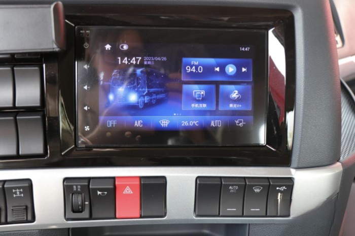 創富路上，乘龍H5 LNG超輕版牽引車一路守護